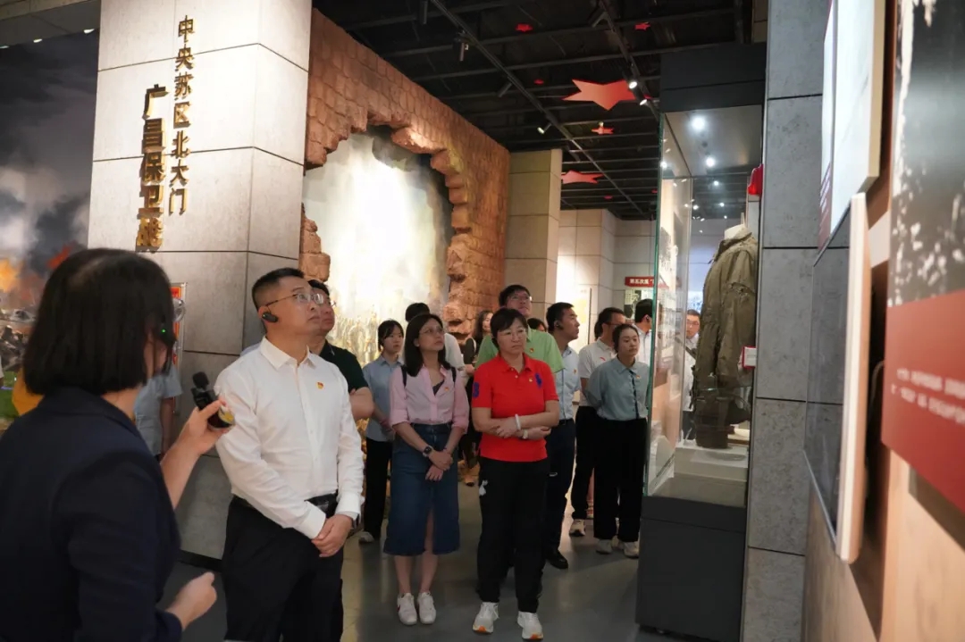 在中央红军长征出发纪念馆参观学习